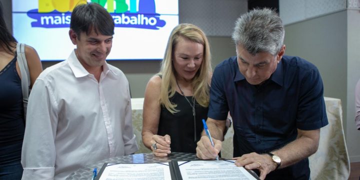 Jucá e Teresa assinando ordem de serviço para obras de infraestrutura