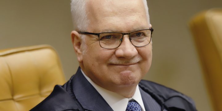 De terno e toga, ministro Fachin reconhece legalidade do enquadramento