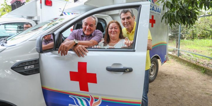 Romero Jucá, Édio Lopes e Nega em uma das Ambulâncias entregues em Mucajaí