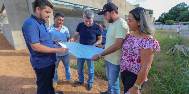 Senador de Roraima, Romero Jucá olha planta de obra em Alto Alegre