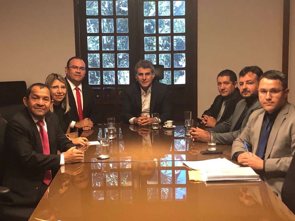 Vereadores e Jucá ao redor de uma mesa