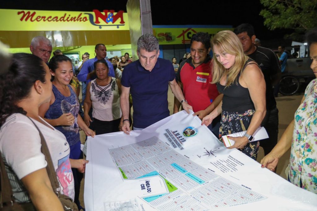 Jucá e Teresa olham planta sobre infraestrutura e iluminação no pedra pintada