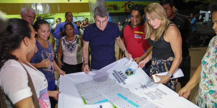 Jucá e Teresa olham planta sobre infraestrutura e iluminação no pedra pintada