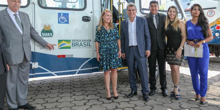 Osmar Terra, Jucá, Teresa Surita, Argilson e esposa dele em entrega do micro-ônibus