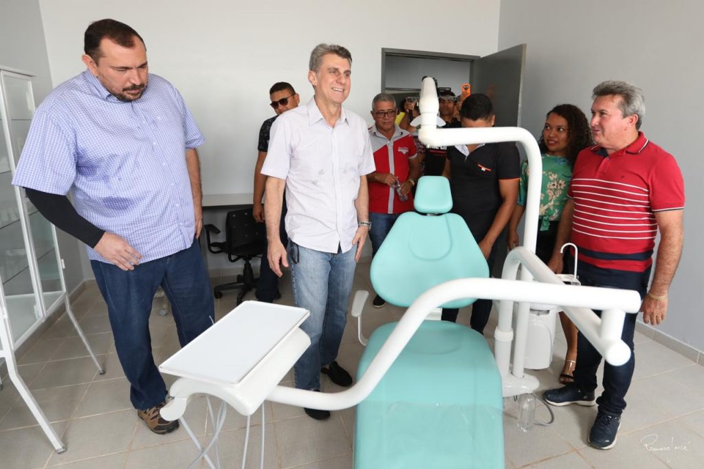 Jucá, o prefeito de Iracema e outras pessoas em Unidade Básica de Saúde