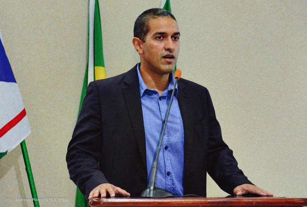 Arthur de terno. Candidato fica muito na frente no 1º turno