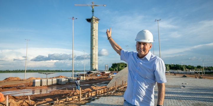 Jucá apontando para o mirante do Parque do Rio Branco. Recursos de Jucá garantem a obra