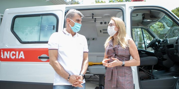 Romero Jucá e Teresa Surita conversam em frente a uma ambulância entregue para a saúde de Boa Vista