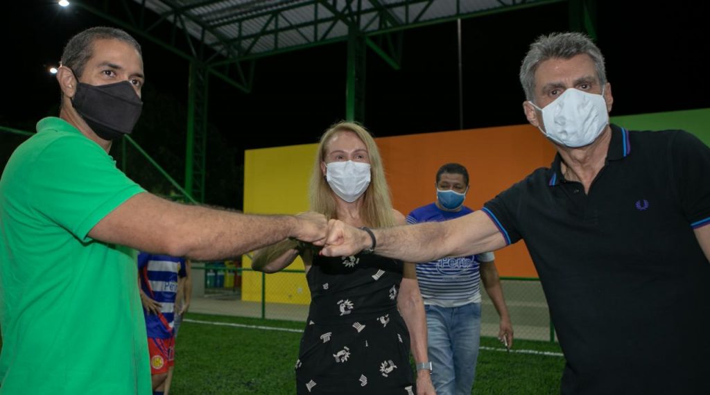 Teresa, Arthur e Jucá em campo de futebol. Cidade do Esporte