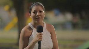 Suzana Santos com microfone na mão na Praça Ayrton Senna em Boa Vista 