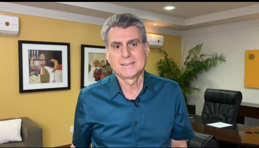 Jucá de camisa azul fala da importância do voto com segurança