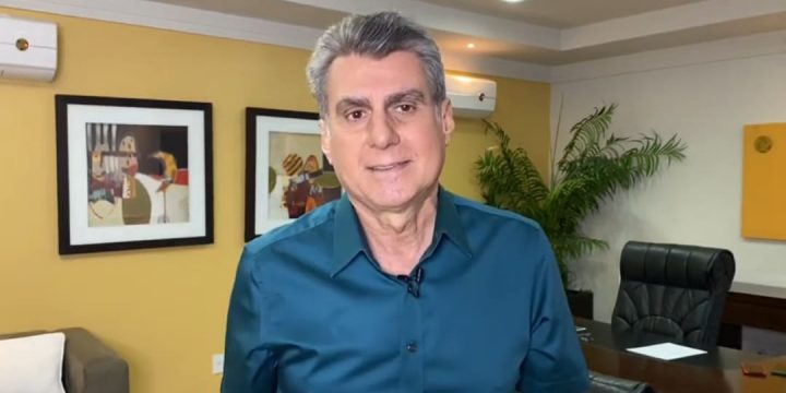 Jucá de camisa azul fala da importância do voto com segurança