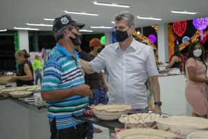 Romero Jucá e artesão conversando