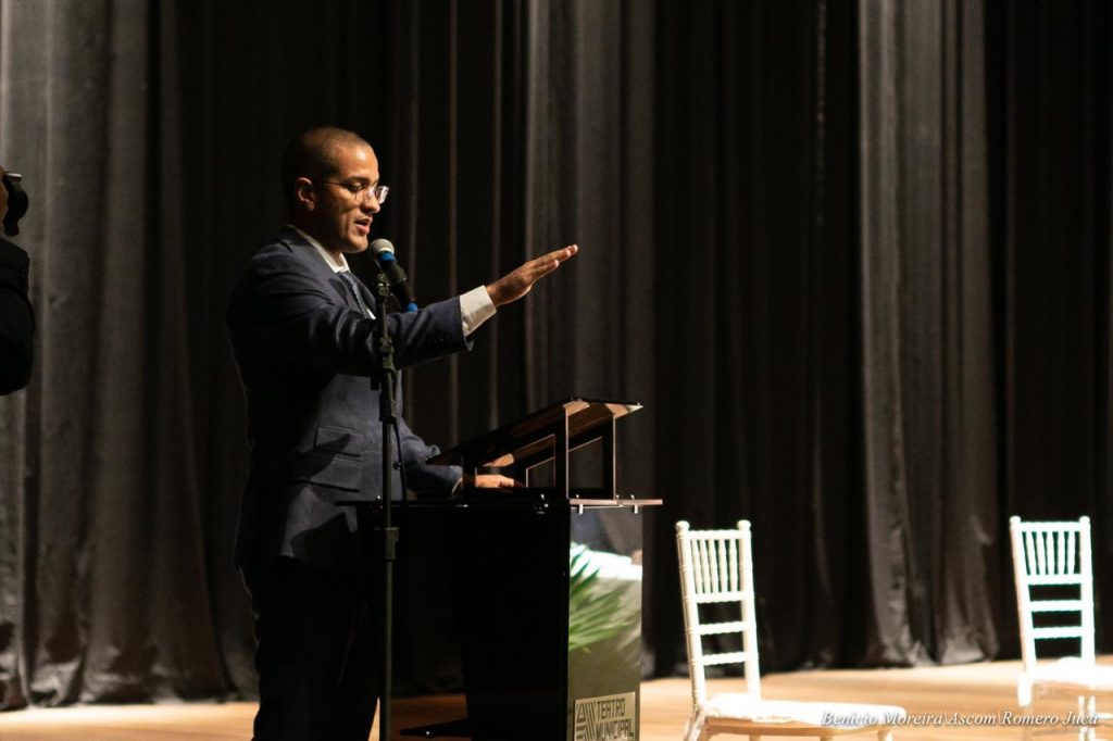 Arthur Henrique de terno fazendo discurso