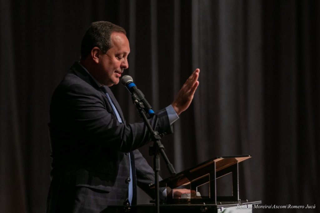 Cassio Gomes de terno discursando. Ele é vice de Arthur Henrique