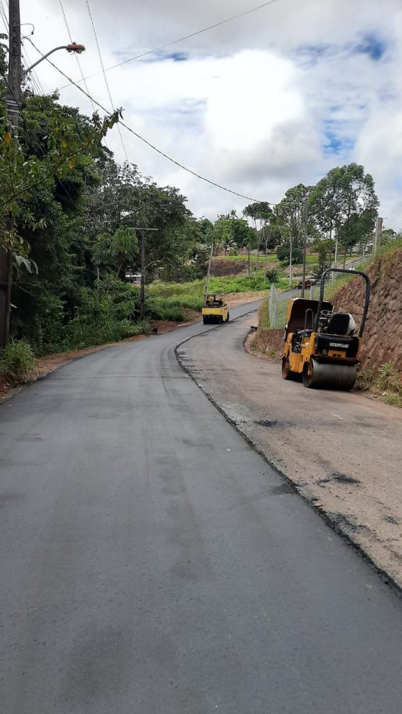 Trator asfaltando rua