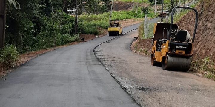 Trator asfaltando rua
