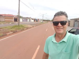 Ovídio em selfie na rua que ele mora em Boa Vista. Via está asfaltada