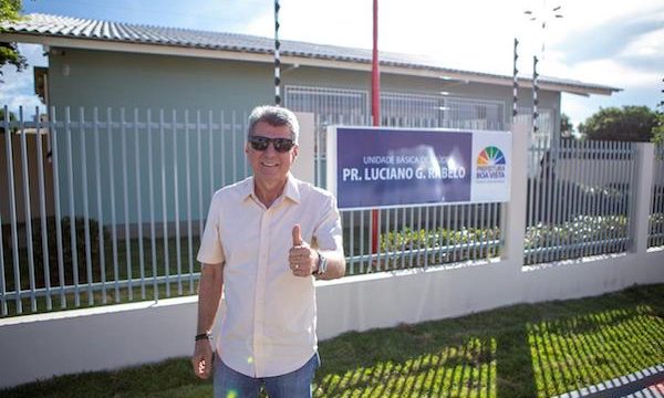 Romero Jucá em frente de UBS em Boa Vistade Saúde