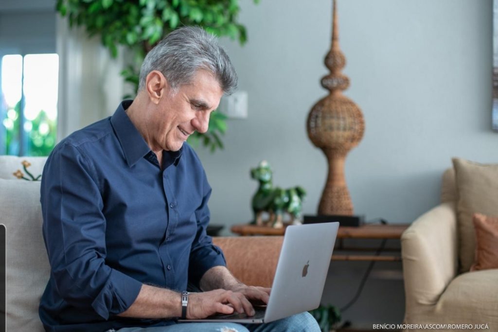 Jucá usando o Notebook mantendo a popularidades nas redes sociais
