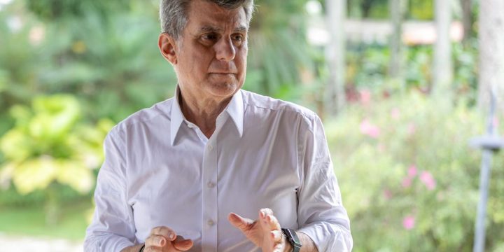 Romero Jucá de camisa clara grava podcast sobre suicídio