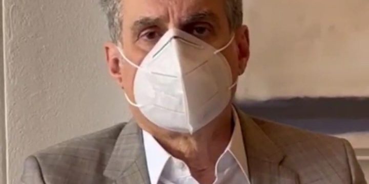 Jucá usando máscara pergunta cadê a vacina?