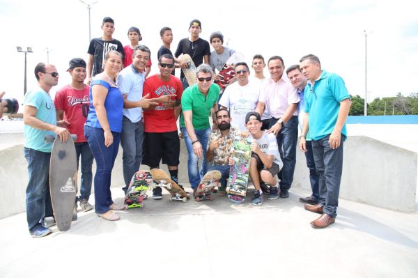 Em apoio à juventude, Romero Jucá está na pista de skate rodeado de moradores de Rorainópolis na reinauguração da praça do grêmio