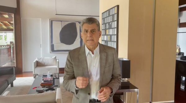 Romero Jucá, de blazer em escritório, diz que valor do auxílio emergencial não atende necessidades da população e critica a PEC Emergencial