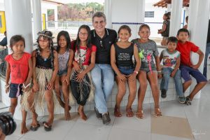 Romero Jucá no meio das crianças em escola antes da pandemia