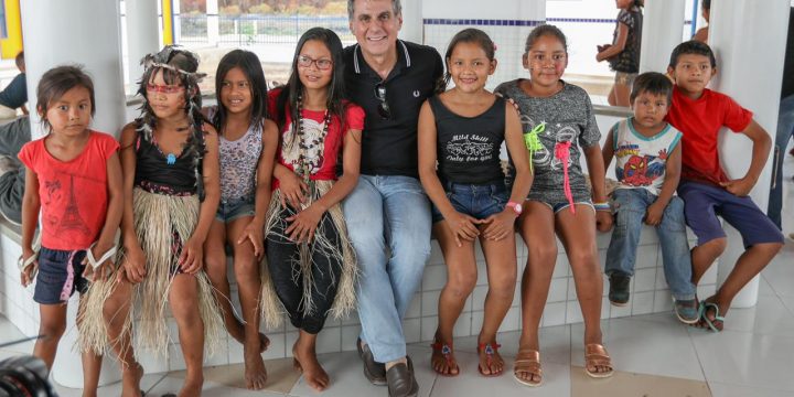 Romero Jucá apóia a federalização da educação dos povos indígenas de RR