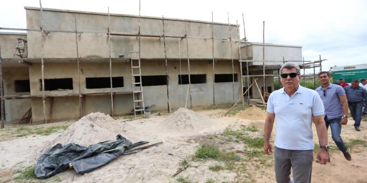 Romero Jucá em visita a obra da saúde indígena em São Luiz