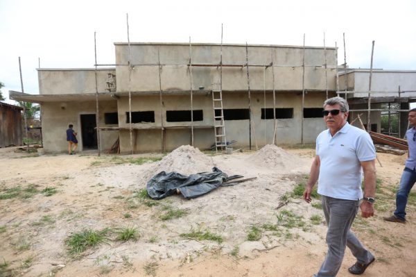 Romero Jucá visita obra de unidade de saúde na comunidade indígena wai-wai, em Roraima