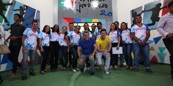 Romero Jucá rodeado de outras pessoas na inauguração da Estação da Juventude em Rorainópolis. Foto de 2018