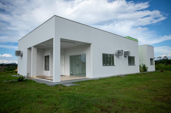 Imagem da frente do prédio administrativo do Cras que ainda será inaugurado