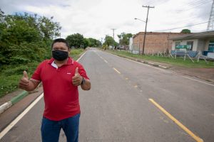 Francival Cavalcante faz sinal de positivo em rua asfaltada por Senador de Roraima