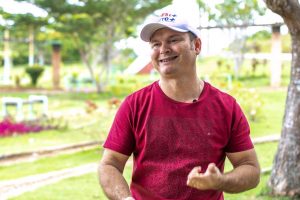 James Batista sentado em Praça de camisa cor de vinho diz que parceria com senador das estradas Jucá faz uma São Luiz Melhor