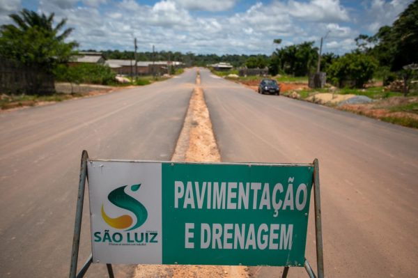 Senador em São Luiz ajudou no asfalto de várias ruas. Imagem mostra avenida asfaltada