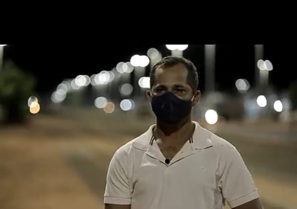 Daniel da Silva em frente de casa e