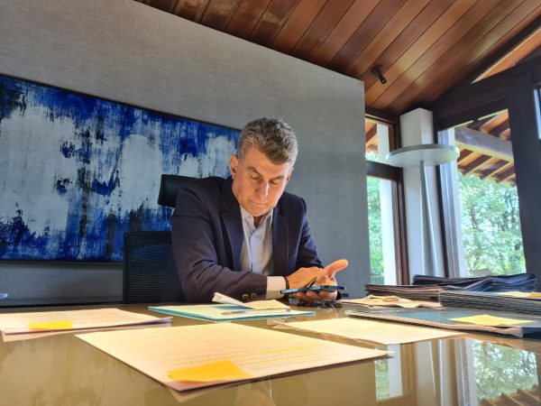 Jucá sentado em escritório e de terno escuro. Ele pede quer as fronteiras fechadas