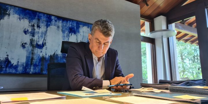 Jucá sentado em escritório e de terno escuro. Ele pede quer as fronteiras fechadas