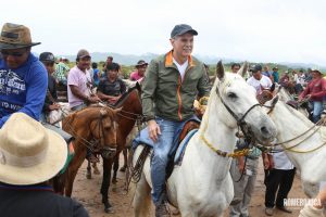 Romero Jucá e indígenas andando de cavalo