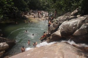 Pessoas em cachoeira do Tepequém antes da pandemia. Serra fica no Amajari