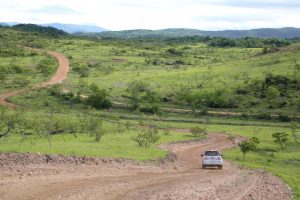 Imagem de estrada que dá acesso ao Uiramutã, município com população predominantemente indígena