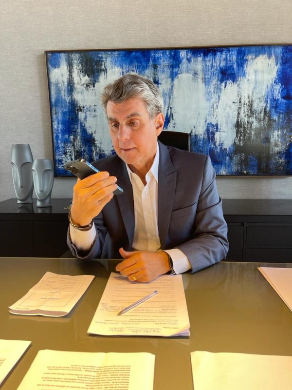 Romero Jucá no telefone dando entrevista sobre os 100 dias de Arthur