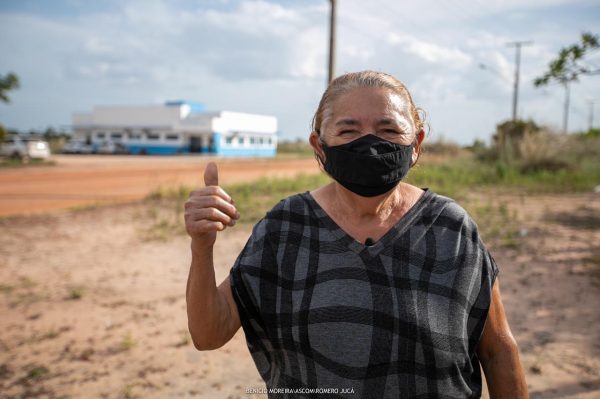 Dalila em frente da UBS da Vila Recrear representa o desenvolvimento dos municípios