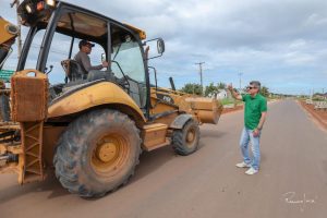 Em Bonfim, Jucá ajuda a melhorar as ruas e gerar empregos