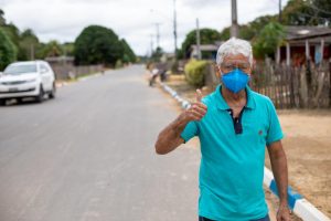 Milton de Oliveira faz sinal de positivo e mostra mais infraestrutura na rua