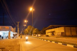 Imagem de rua iluminada