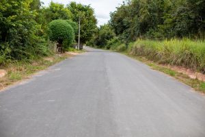 Imagem de rua asfaltada em Caroebe