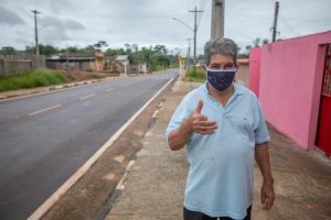 Levi de Oliveira faz sinal de positivo em frente da rua